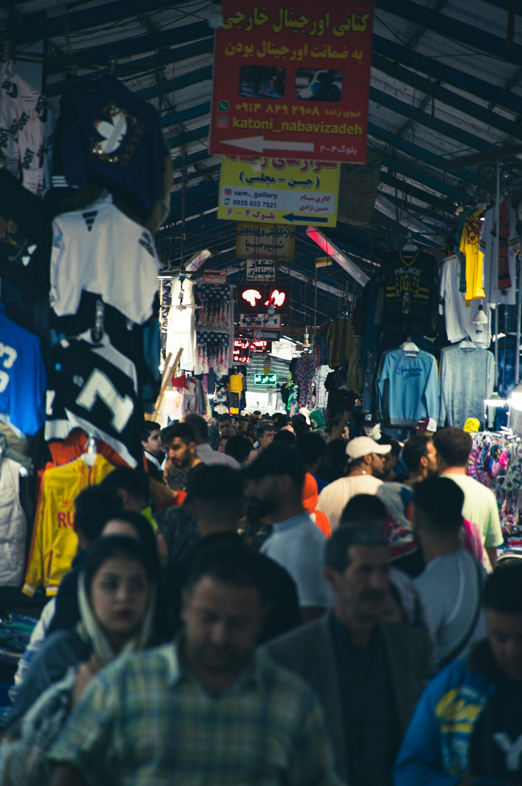 Street market stalls with vendors and shoppers in a Chilean city